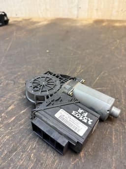 VW 7H1959802 0130821998 Window Regulator Motor Front Right VW TRANSPORTER T5 / MULTIVAN (7H, 7E, 7J) (2003-2015) — thumbnail 4
