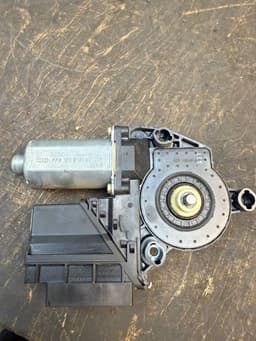 VW 7H1959802 0130821998 Window Regulator Motor Front Right VW TRANSPORTER T5 / MULTIVAN (7H, 7E, 7J) (2003-2015) — thumbnail 8
