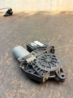 VW 7H1959802 0130821998 Window Regulator Motor Front Right VW TRANSPORTER T5 / MULTIVAN (7H, 7E, 7J) (2003-2015) — thumbnail 2