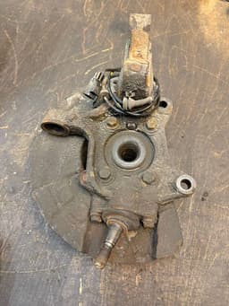 VOLVO 30760561 Wheel bearing housing front left VOLVO XC90 I (2002-2014) — thumbnail 4