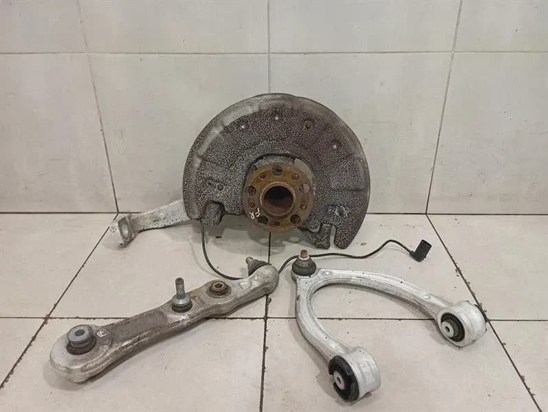 MERCEDES-BENZ Mercedes C Class W205 C63 AMG FLH Hub A2053306704 Wheel Bearing Housing Front Left