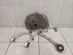 MERCEDES-BENZ Mercedes C Class W205 C63 AMG FRH Hub A2053306804 Wheel Bearing Housing Front Right — thumbnail 1