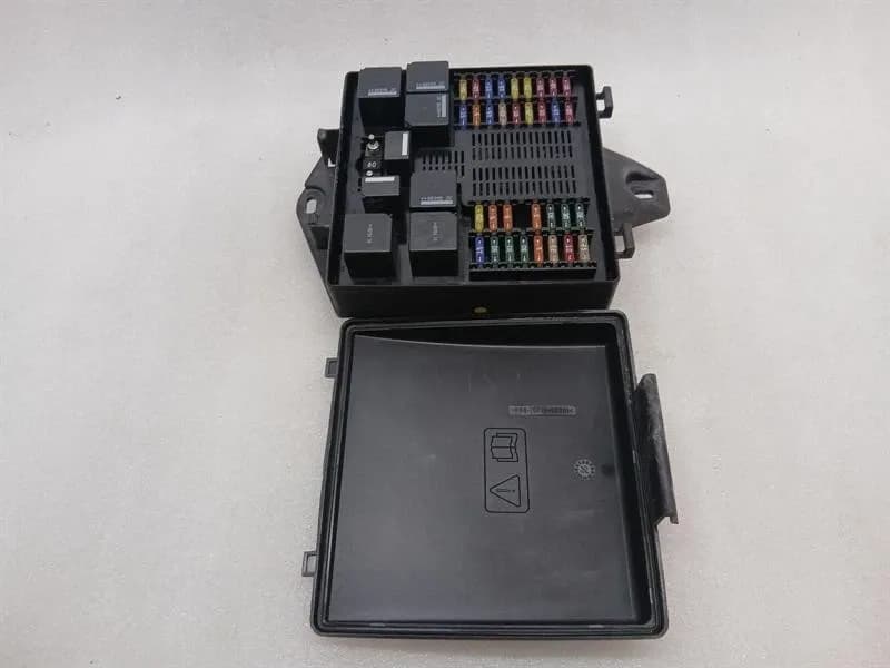 ASTON MARTIN Aston Martin DB9 COUPE Fuse Box 8D33-14A173-AB Fuse Box