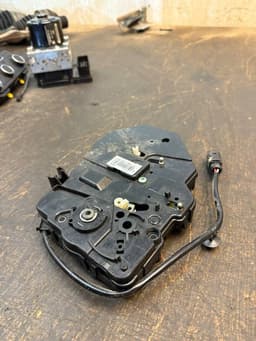 VW 7E0827201D Rear Panel Door Lock Left VW TRANSPORTER T5 / MULTIVAN (7H, 7E, 7J) (2003-2015) — thumbnail 2