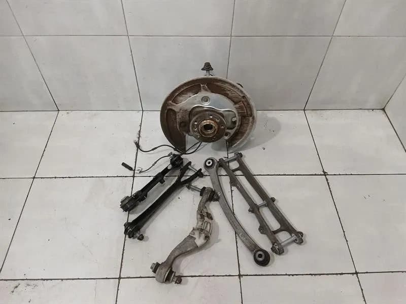 BMW BMW 5 Series F90 G30 M5 Right Rear Hub 33309503996 Wheel Bearing Housing Rear Re SET