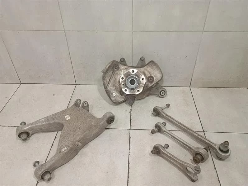 Aston Martin Vantage AM6 Right Rear Hub HY53-5A970-AD Wheel Bearing Housing Rear Re