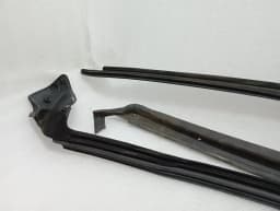MCLAREN McLaren 600LT Spider Right Door Seal 13A6535CP Right Door Seals — thumbnail 2