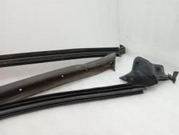 MCLAREN McLaren 600LT Spider Right Door Seal 13A6535CP Right Door Seals — thumbnail 4