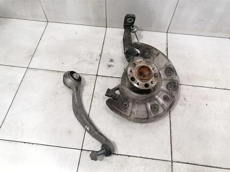 MERCEDES-BENZ Mercedes C Class W205 Right Front Hub A2053325400 Wheel Bearing Housing Front Right
