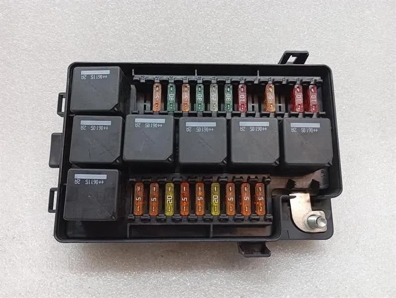 ASTON MARTIN Aston Martin Vanquish S 04-07 V12 Fuse Box 3R12-370534-AB Fuse Box