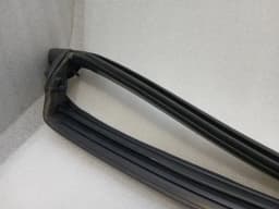 CHEVROLET Chevrolet Corvette C8 windshield seal 84820761 windscreen seal convertible — thumbnail 4