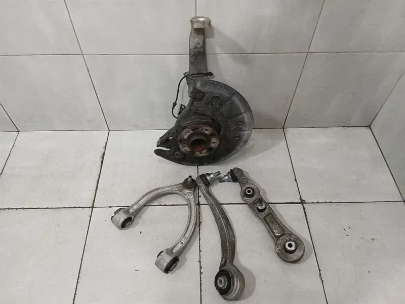 MERCEDES-BENZ Mercedes C AMG C63 W205 Right Front Hub A2053306804 Wheel Bearing Housing Front Right