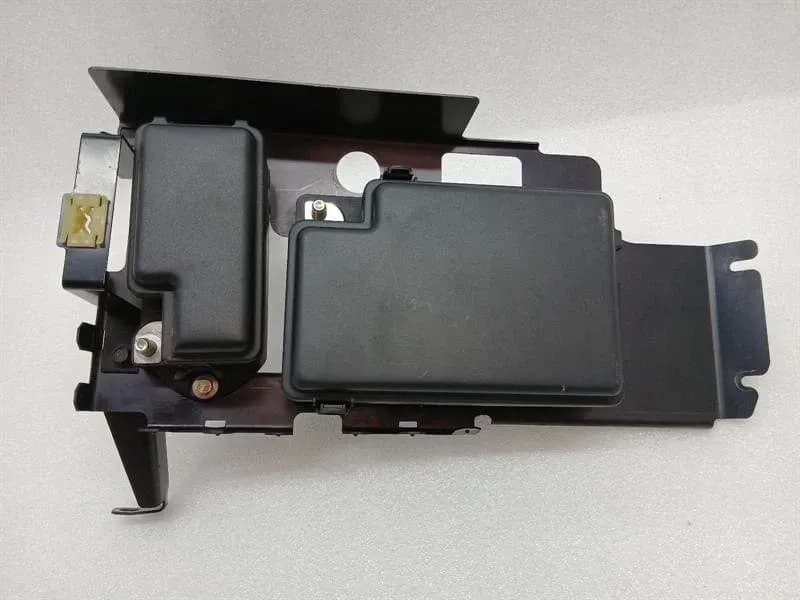 Aston Martin Vanquish S 04-07 V12 Fuse Box 3R12-370533-AB Fuse Box