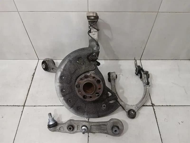 Mercedes C Class W205 C63 AMG FLH Hub A2053306704 Wheel Bearing Housing Front Left