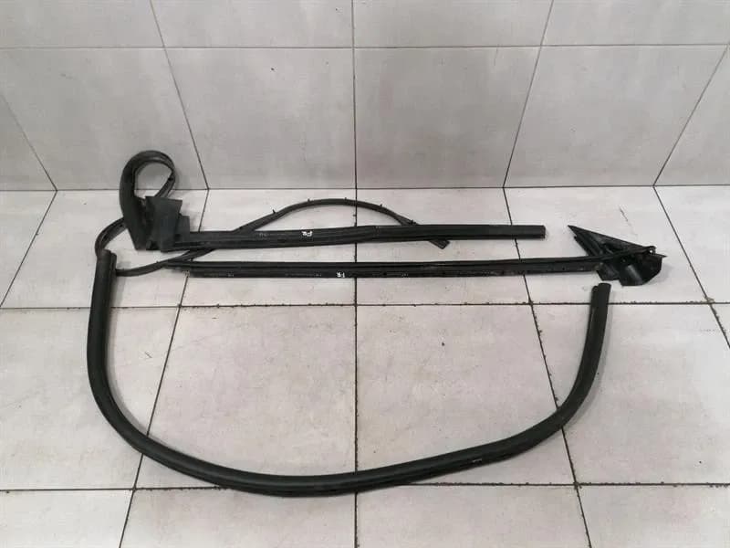 FERRARI Ferrari 458 F142 Spider Right Door Seal Set 81361200 Door Seals 83987400