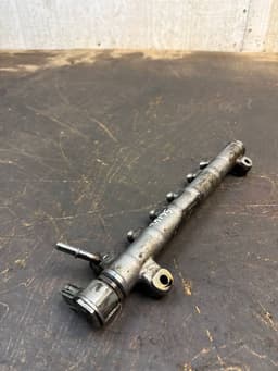 VOLVO 31405380 Fuel Distributor / fuel rail VOLVO V70 III (BW) (2007-2016) — thumbnail 2