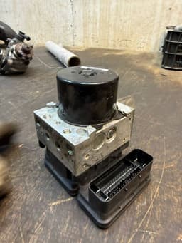 VOLVO P31317450 31317450 ABS hydraulic unit / pump VOLVO S60 II / V60 I (2010-2018) — thumbnail 2