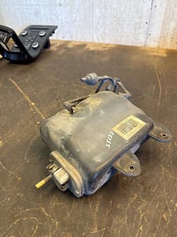 VOLVO 3M519C103AL 3N619C103AD AdBlue tank VOLVO S40 / V50 / C30 / C70 (MS, MW) (2004-2012) — thumbnail 2