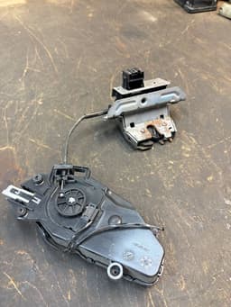 VOLVO 31333543 Bootlid / tailgate lock VOLVO V70 III (BW) (2007-2016) — thumbnail 3