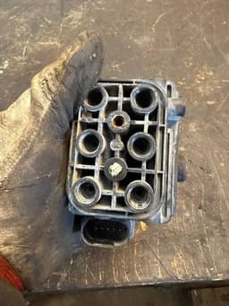 AUDI 7L0698014 7L0698014C Air suspension valve block AUDI Q7 (4L) (2006-2015) — thumbnail 7