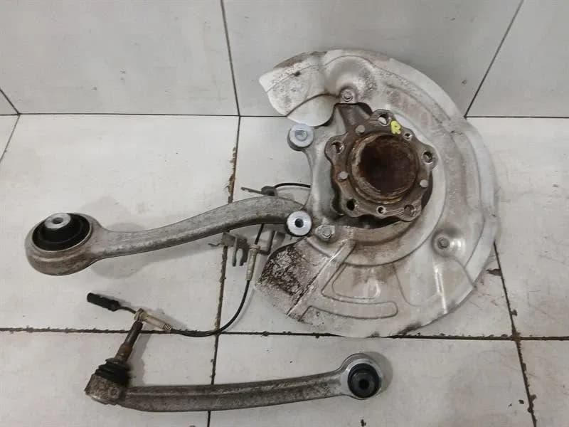 BMW BMW M4 F82 Right Front Hub 2284002 Wheel Bearing Housing Front Right