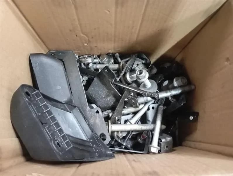 ASTON MARTIN ASTON MARTIN VANQUISH AM310 SCREWS BOLTS FROM ONE CAR SCREWS