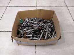 ASTON MARTIN ASTON MARTIN VANTAGE V8 SCREWS BOLTS FROM ONE CAR SET BOLTS — thumbnail 4
