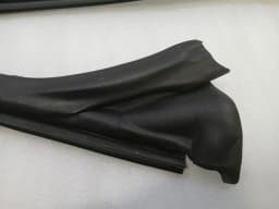 FERRARI Ferrari California F149 08-14 Windscreen Seal 69758000 Windshield — thumbnail 4