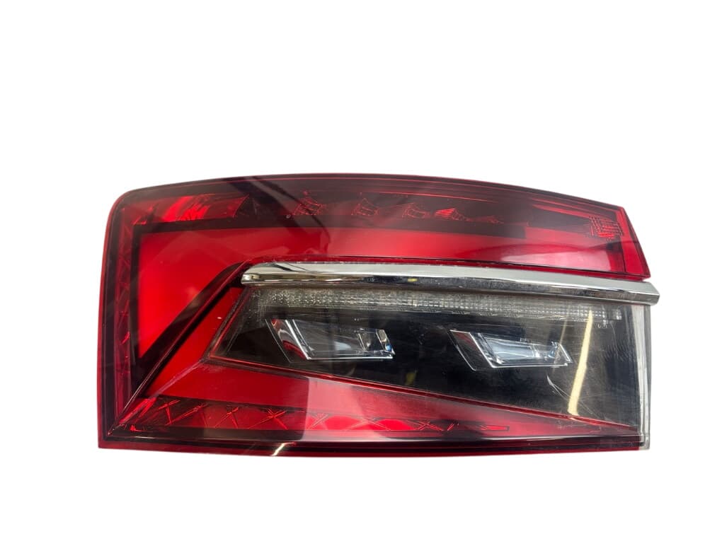 3V9945207C Tail light left SKODA SUPERB III (3V3, 3V5) (2015-2024)