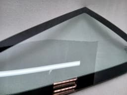 ASTON MARTIN Aston Martin Vanquish AM310 Right Rear 1/4 Glass CD33-N29700-AD Door Panel 1/4 RH — thumbnail 4
