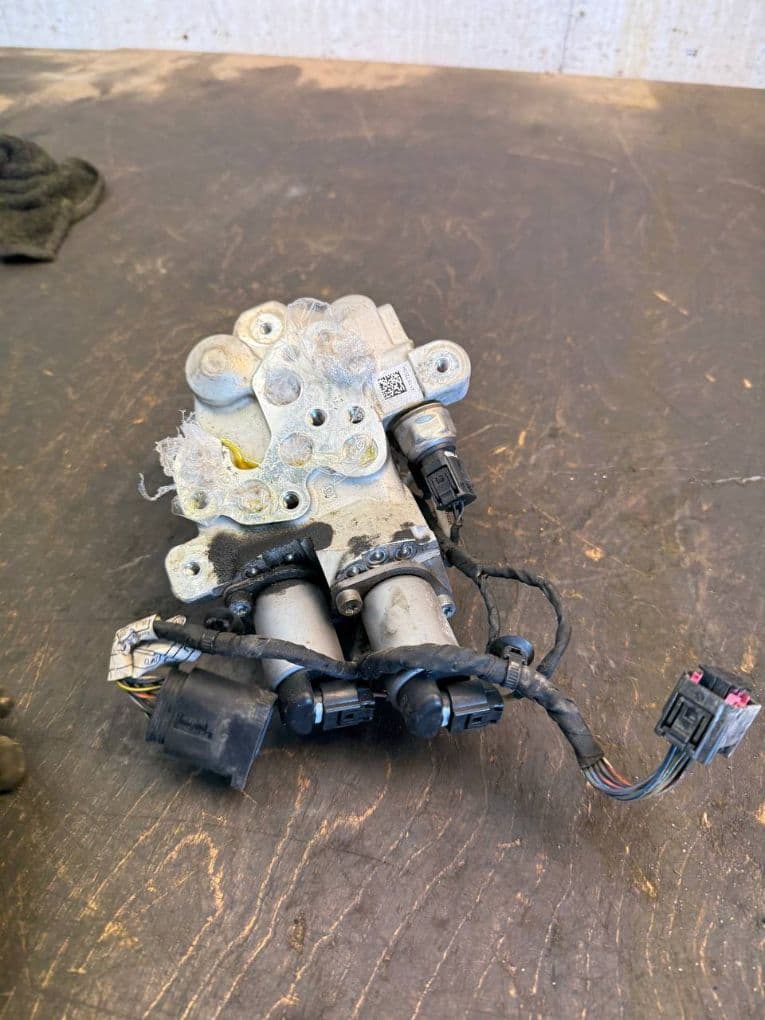 BMW 37146775258 Air suspension valve block BMW 7 (F01, F02) (2008-2016)