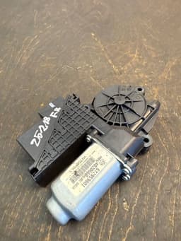 VW 6Y2959801 Window Regulator Motor Front Right VW TRANSPORTER T5 / MULTIVAN (7H, 7E, 7J) (2003-2015) — thumbnail 3