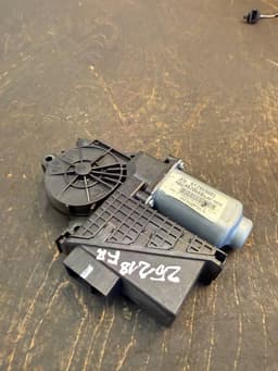 VW 6Y2959801 Window Regulator Motor Front Right VW TRANSPORTER T5 / MULTIVAN (7H, 7E, 7J) (2003-2015) — thumbnail 4