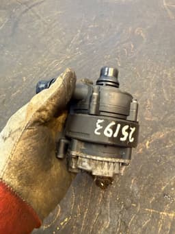 BMW 0392024065 8638240 0392024060 8638239 Coolant Circulation Pump BMW 3 (F30, F31, F80) (2011-2019) — thumbnail 8