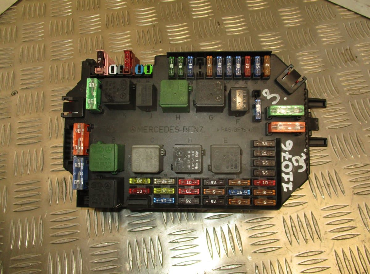 MERCEDES-BENZ Fuse box MERCEDES-BENZ S-CLASS (W221) (2005-2013)