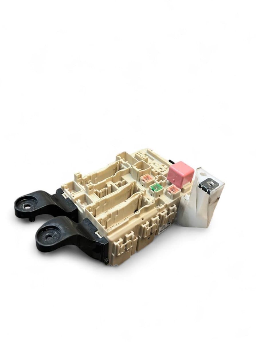TOYOTA 8273005J70 480216J25 Fuse box TOYOTA AVENSIS (T270) (2009-2018)