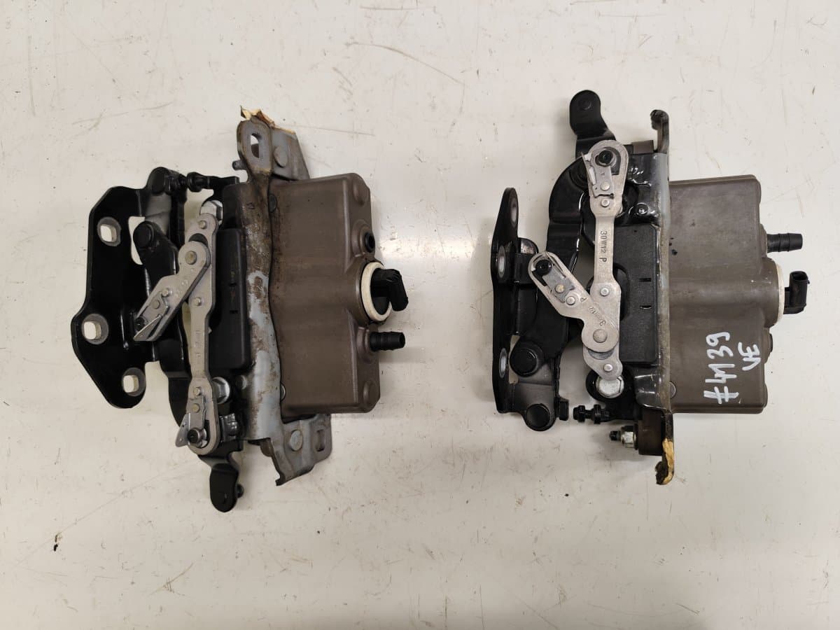 MERCEDES-BENZ A2129066301 A2048800228 A2129066201 A2048800128 Bonnet hinge set MERCEDES-BENZ E-CLASS (W212) (2009-2016)