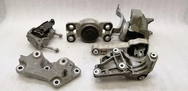 LAND ROVER LAND ROVER RANGE ROVER EVOQUE Engine Mount LR024730 Motor Mount LR030745