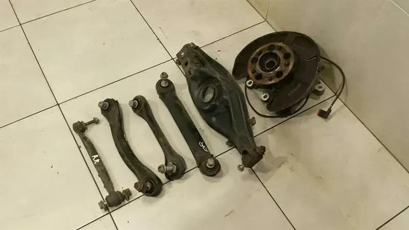 Mercedes SLK R172 Right Rear Hub A1723502008 wheel bearing housing rear right