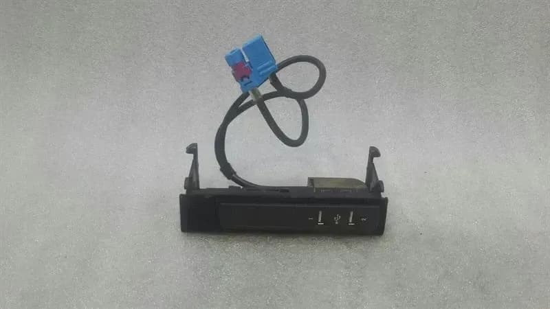 Mercedes S-Class W222 USB Input A2228200915 USB Female S Coupe W217