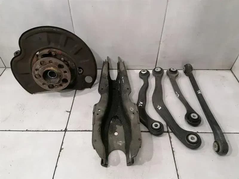 MERCEDES-BENZ Mercedes S63 AMG W221 Left Rear Hub A2213503108 Wheel Bearing Housing Rear Left