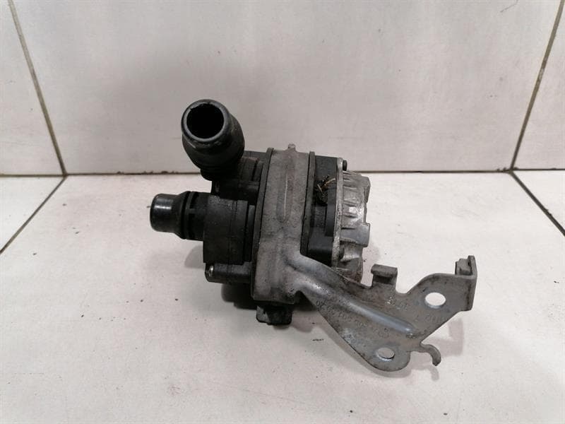 MERCEDES-BENZ Mercedes C Class W205 Additional Cooling Pump A0005002586 Coolant Pump Pump