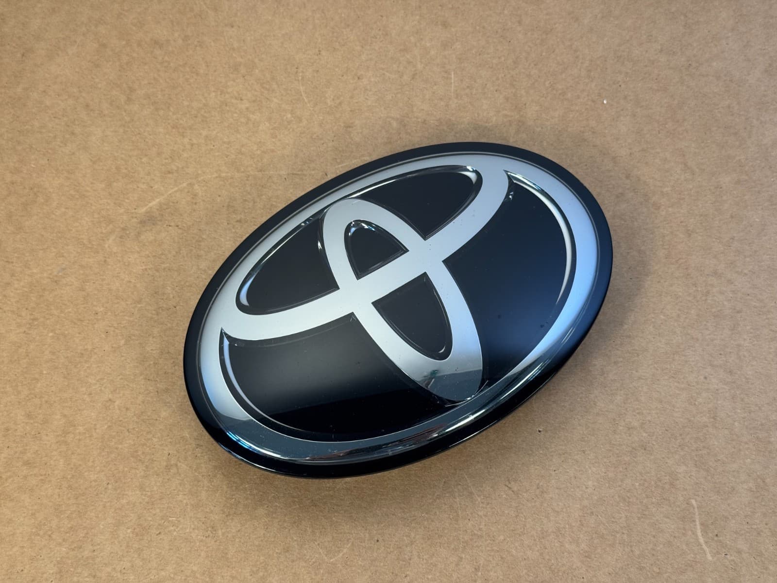 TOYOTA Genuinre FRONT GRILLE EMBLEM For TOYOTA TACOMA TUNDRA RADAR COVER 90975-02159