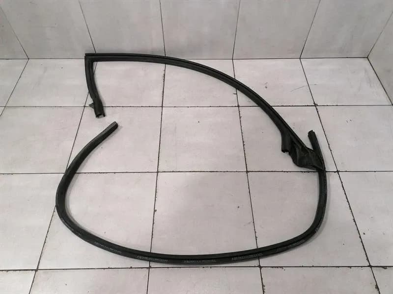 FERRARI Ferrari GTC4 Lusso F151M Right Door Seal 86872100 Right Door Seals -