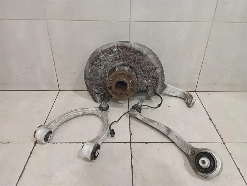 Mercedes C Class W205 C63 AMG FRH Hub A2053306804 Wheel Bearing Housing Front Right